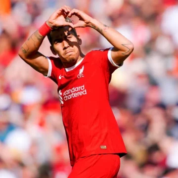 ‘Eu acredito nele’: Firmino dá conselho para reforço contestado no Liverpool
