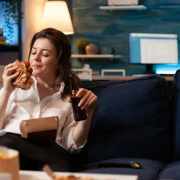 Distração à mesa aumenta o risco de comer em excesso, aponta estudo