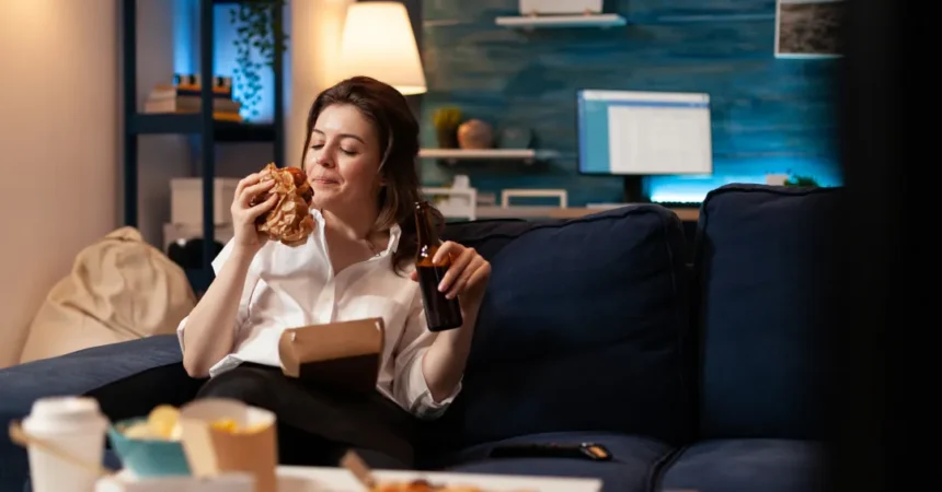 Distração à mesa aumenta o risco de comer em excesso, aponta estudo