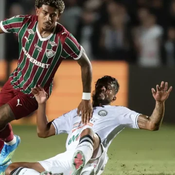 John Kennedy apresenta derrame articular após cirurgia no joelho e retorna ao hospital