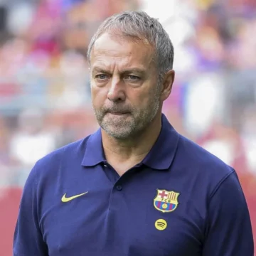 Sem Alvarez, Barcelona muda estratégia no mercado e pode abrir Por que o Barcelona adiou os planos de contratar um zagueiro para o elenco de Hansi Flick