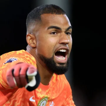 Chelsea sinaliza futuro de Robert Sánchez após estreia de Dibu Martínez