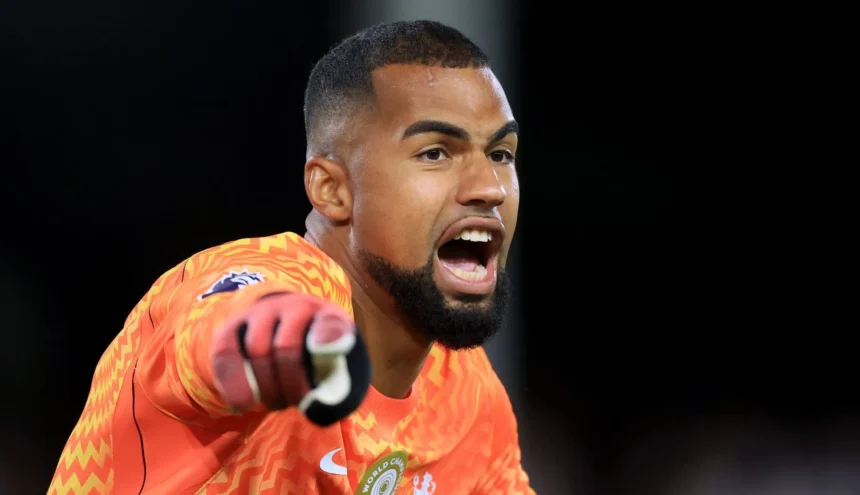 Chelsea sinaliza futuro de Robert Sánchez após estreia de Dibu Martínez