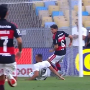 Toque de mão do autor do gol anula o lance? Entenda a regra