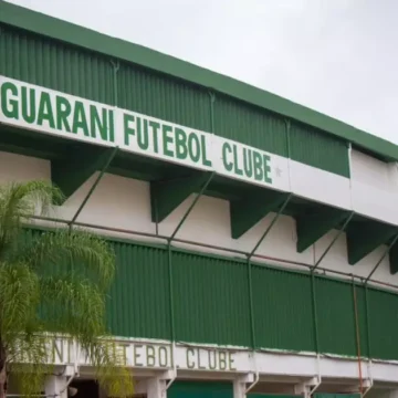 Clube paulista tem ônibus destruído por torcida após eliminação na Série C