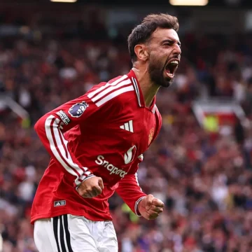 Bruno Fernandes rebate crítica de Scholes com hat-trick em virada do Manchester United
