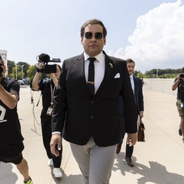 Ex-deputado dos EUA George Santos é banido para sempre de plataforma de apostas
