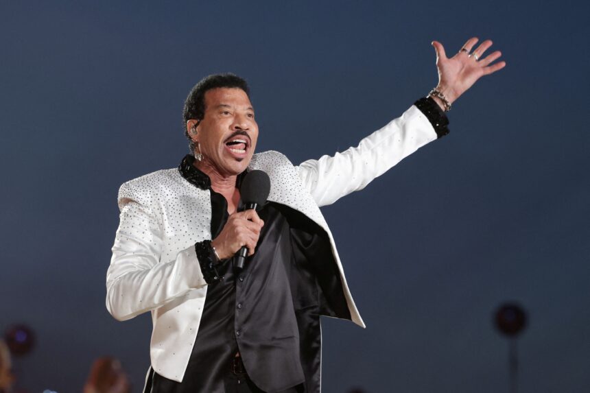 Lionel Richie é internado na UTI após show, diz site Lionel Richie é internado na UTI após show, diz site