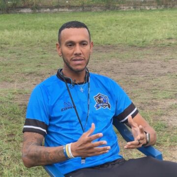 Antes de estreia como treinador na 4ª divisão do Carioca, Souza levou elenco para conhecer Philippe Coutinho
