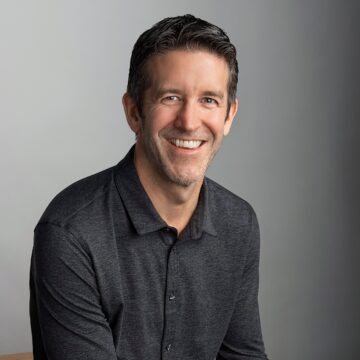 John Ternus assume oficialmente como CEO da Apple; conheça o executivo