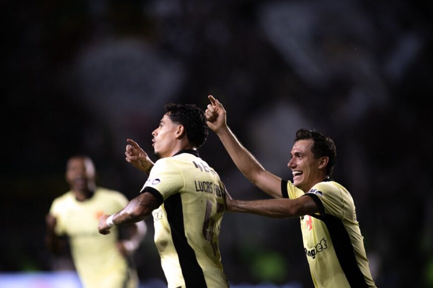 Lucas Piton cresce em sequência com Pedro Emanuel e acirra Lucas Piton cresce em sequência com Pedro Emanuel e acirra disputa na lateral do Vasco