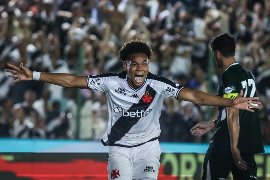 Al-Fayha, de Hugo Moura e Carille, faz proposta pelo jovem zagueiro vascaíno Walace Falcão