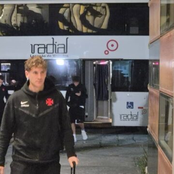 Vasco chega a Salvador para enfrentar o Vitória e Pedro Vasco chega a Salvador para enfrentar o Vitória e Pedro Emanuel faz mistério na escalação