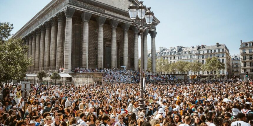 Lavagem de Madeleine exalta cultura afro-brasileira em Paris