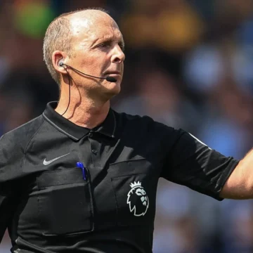 Ex-árbitro da Premier League revela desafios secretos durante jogos e causa revolta na Inglaterra