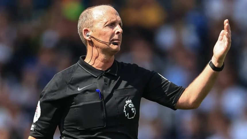 Ex-árbitro da Premier League revela desafios secretos durante jogos e causa revolta na Inglaterra