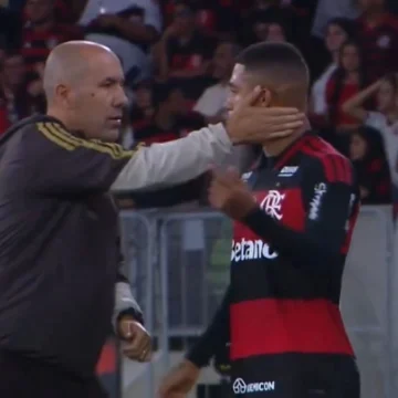 Leitura labial flagra frustração de Samuel Lino em jogo do Flamengo: “Não toca a bola”