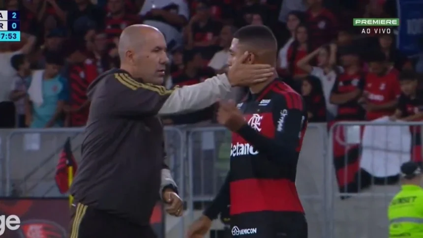 Leitura labial flagra frustração de Samuel Lino em jogo do Flamengo: “Não toca a bola”