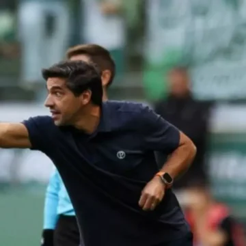 STJD suspende Abel Ferreira por dois jogos após chute em microfone