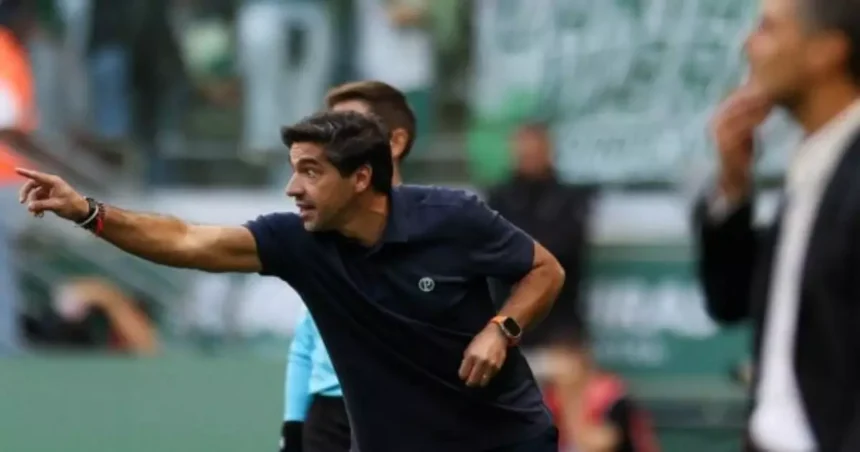 STJD suspende Abel Ferreira por dois jogos após chute em microfone