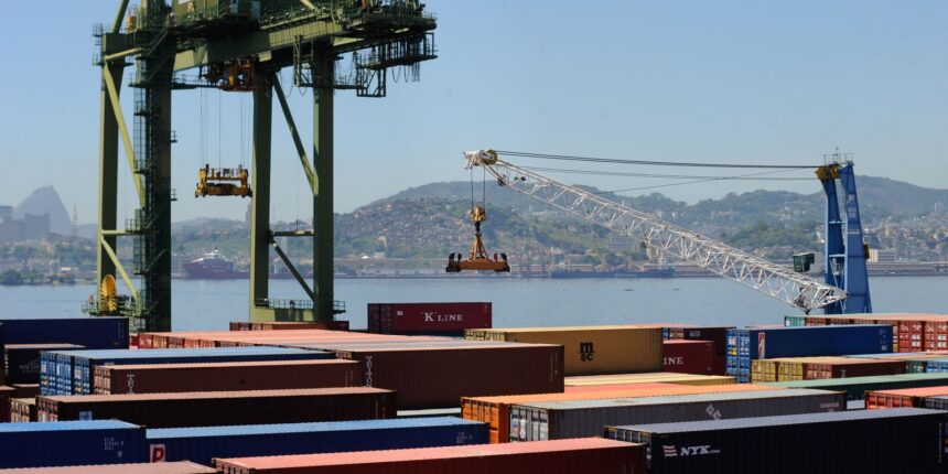 Balança comercial tem superávit de US$ 7,4 bilhões em agosto