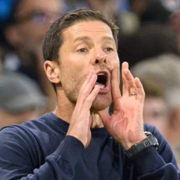 ‘Qualidades muito especiais’: Quem é o atacante pouco falado no Chelsea elogiado por Xabi Alonso