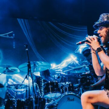 Defante rouba público de palco principal do Rock in Rio cantando sobre pelos pubianos e maconha: ‘O rock voltou’