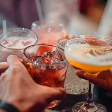 Quem toma Mounjaro pode beber? Entenda a relação entre tirzepatida e álcool