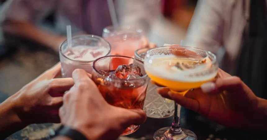 Quem toma Mounjaro pode beber? Entenda a relação entre tirzepatida e álcool