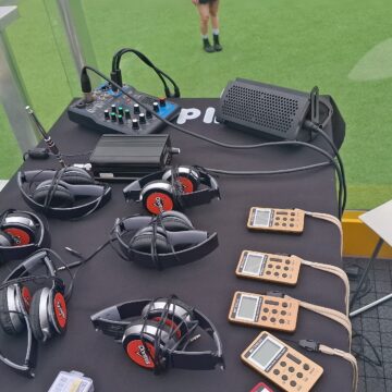 Sentir a música, ‘ver’ o palco pelo rádio e fugir do barulho: como funciona a acessibilidade no Rock in Rio