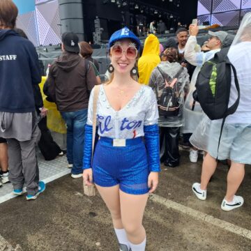 Fãs de Elton John vestem looks inspirados no cantor na Cidade do Rock