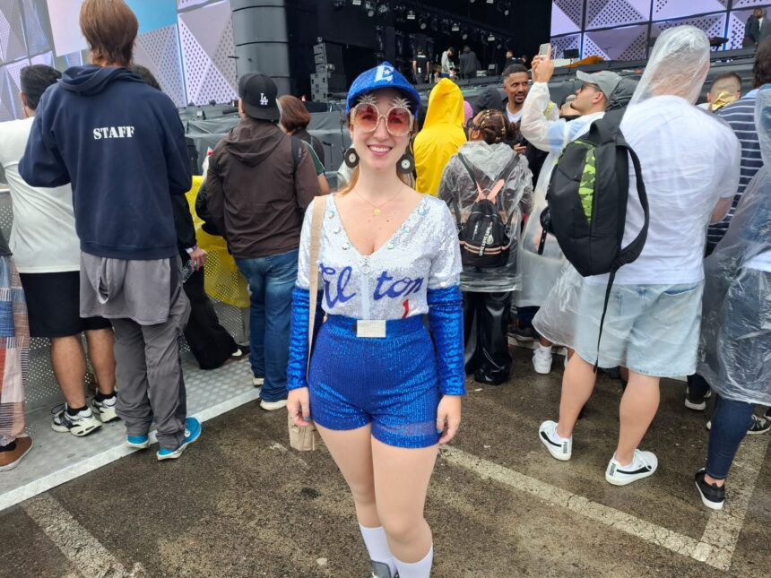 Fãs de Elton John vestem looks inspirados no cantor na Fãs de Elton John vestem looks inspirados no cantor na Cidade do Rock