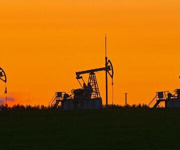 Petróleo engata nova alta e encosta em US$ 100; Bolsas Petróleo engata nova alta e encosta em US$ 100; Bolsas têm rumo indefinido