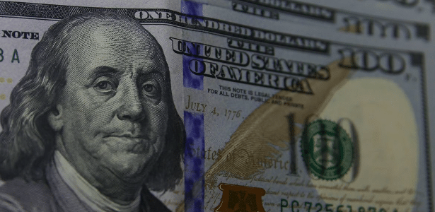 Dólar retoma negócios influenciado por petróleo perto de US$ 100 Dólar retoma negócios influenciado por petróleo perto de US$ 100 novamente