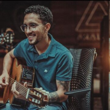 20 hits em 20 anos: versos sobre a vida e dica de Henrique e Juliano são a receita de 'Só fé', de Grelo
