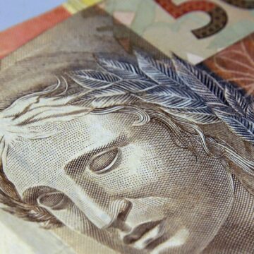 Brasileiros retiram R$ 10,5 bilhões da poupança em agosto Brasileiros retiram R$ 10,5 bilhões da poupança em agosto