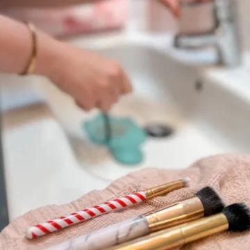 Pincéis de maquiagem sujos podem causar acne e infecção — aprenda a limpar direito