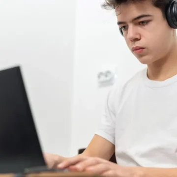 Sexo, telas e adolescência: o que a internet ensina (e não ensina) aos jovens