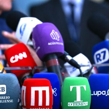 Assédio e sobrecarga ameaçam saúde mental de jornalistas, diz pesquisa