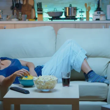 Assistir muita TV faz mal ao cérebro? Estudo sugere que sim