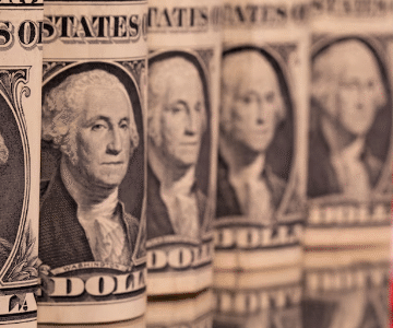 Dólar tem sessão influenciada por petróleo, juros e STF