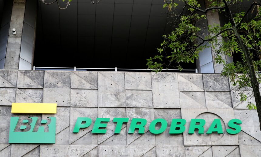 Petrobras aumenta preço do diesel em R$ 1, mas reajuste Petrobras aumenta preço do diesel em R$ 1, mas reajuste será neutralizado por subsídio do governo