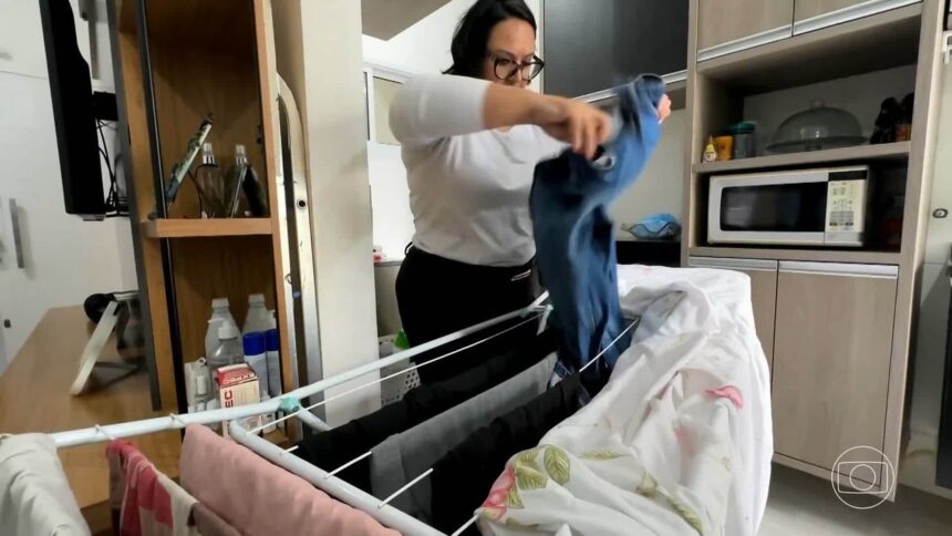 Tempo úmido e falta de sol aumentam procura por lavanderias Tempo úmido e falta de sol aumentam procura por lavanderias e alternativas para secar roupas em casa no Centro-Sul