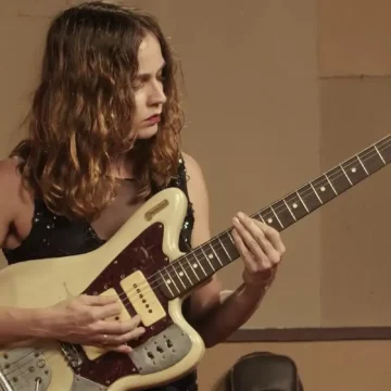Gabi Terra é destaque do reality Duelo de Guitarras na TV Brasil