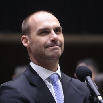 O que é abandono de trabalho? Entenda regra que levou Eduardo Bolsonaro à demissão da PF