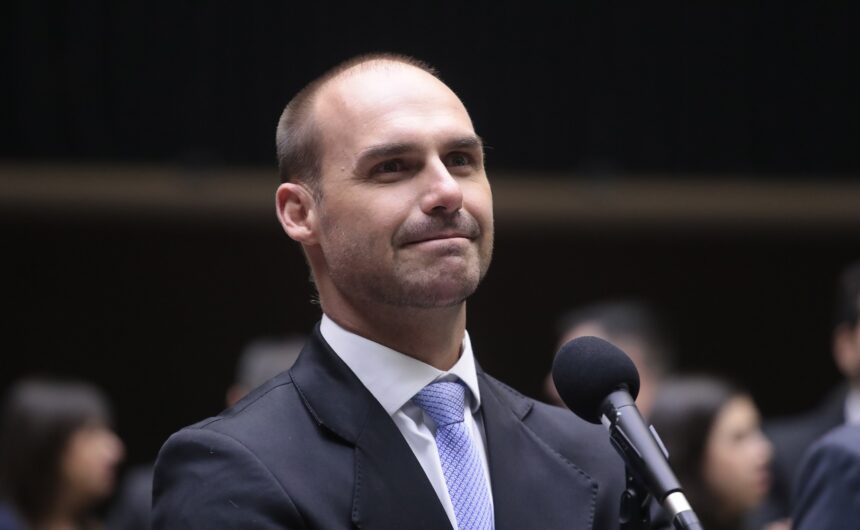 O que é abandono de trabalho? Entenda regra que levou Eduardo Bolsonaro à demissão da PF