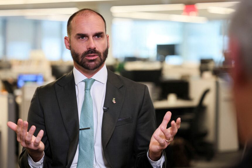 Conheça a carreira de escrivão da PF, cargo de Eduardo Bolsonaro que paga mais de R$ 14 mil no início