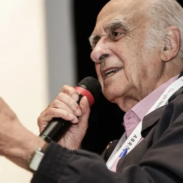 Causa da morte de Zuenir Ventura é revelada: entenda os riscos da pneumonia em idosos