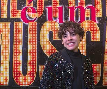 Aos 13 anos, o ator Léo Brandão vive Paulo Gustavo em musical, em SP